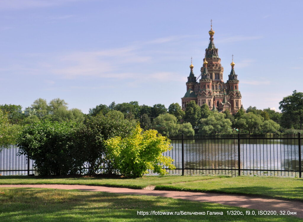 Храм Петра и Павла. Фото с прогулки вблизи отеля Петергоф