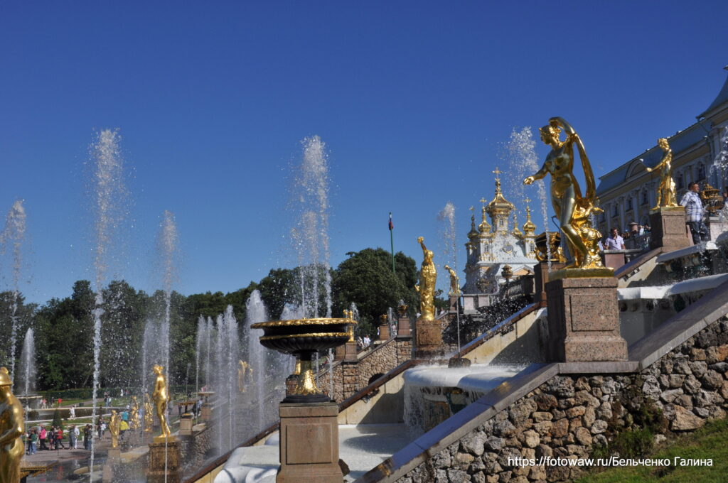 Фонтаны в Петергофе. ISO200, 1/640c, f13.0 25mm (эквивалент 35-37 мм) Фонтаны в Петергофе. ISO200, 1/640c, f13.0 25mm (эквивалент 35-37 мм)