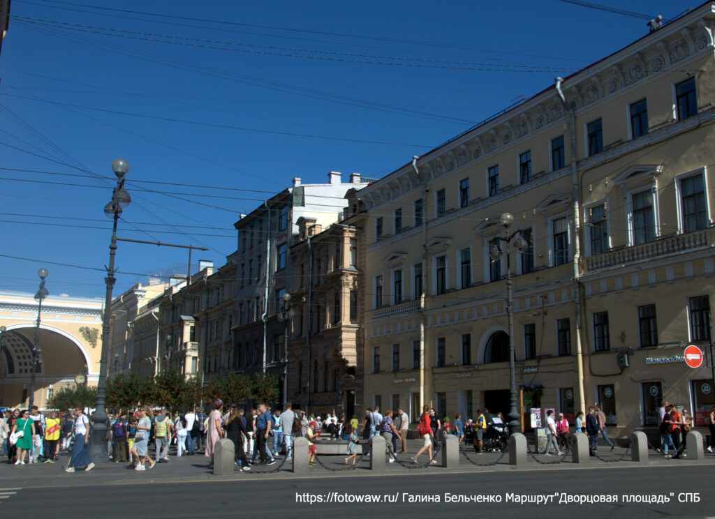 Невский 10. Здание, построенное в 1700 г. в духе раннего классицизма
